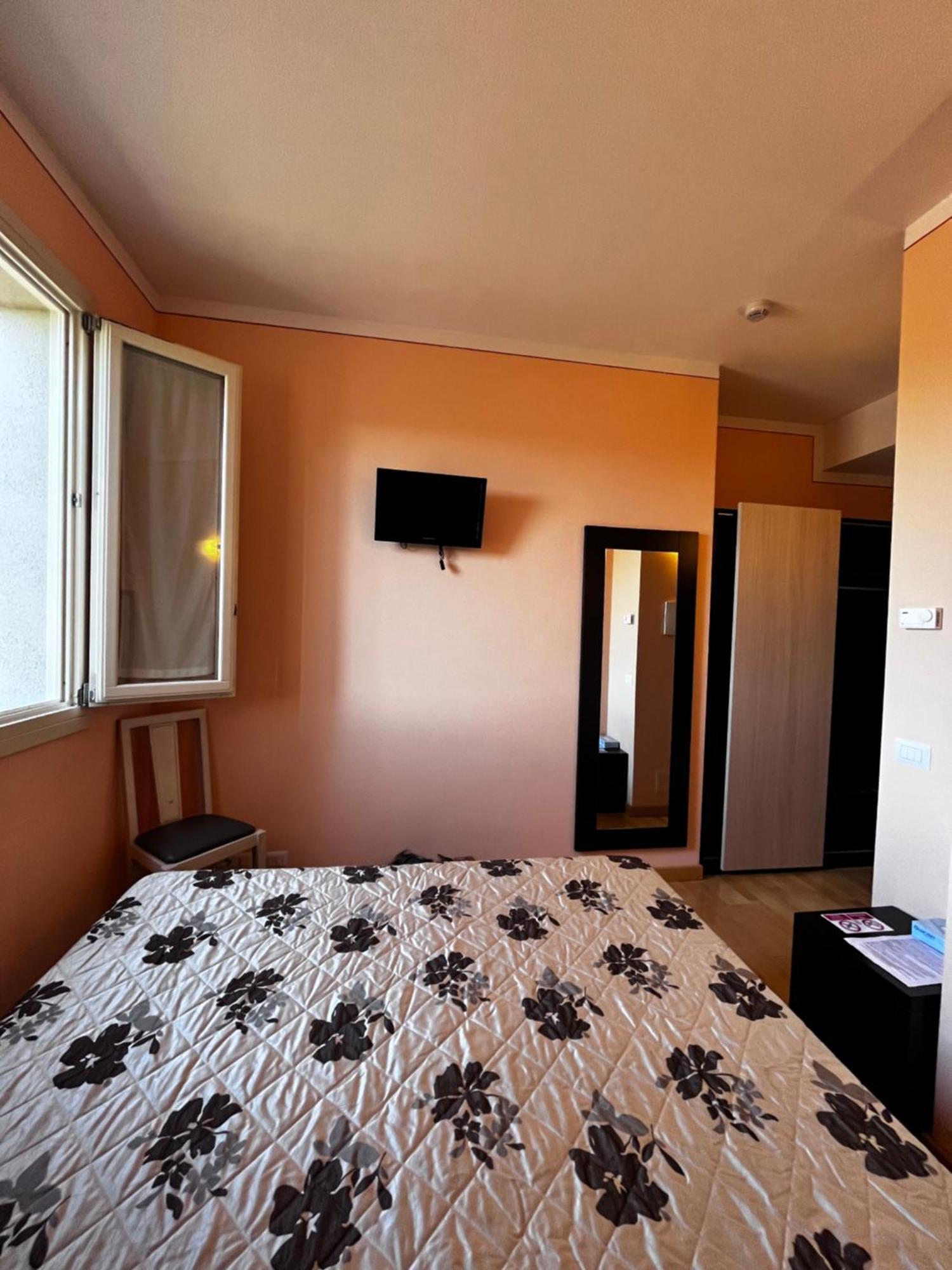 Clore & Hotel
